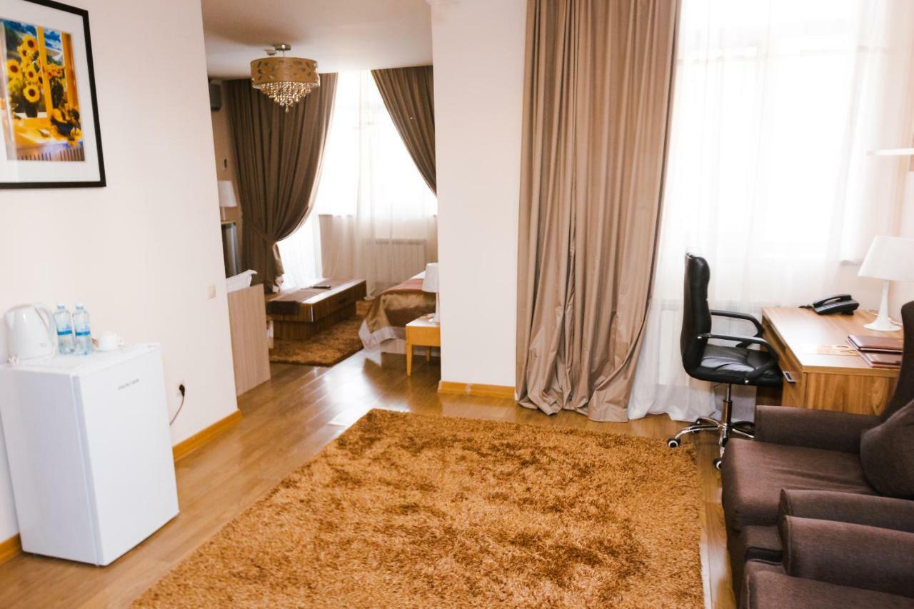 Atb Grand Hotel Atyrau Exterior photo